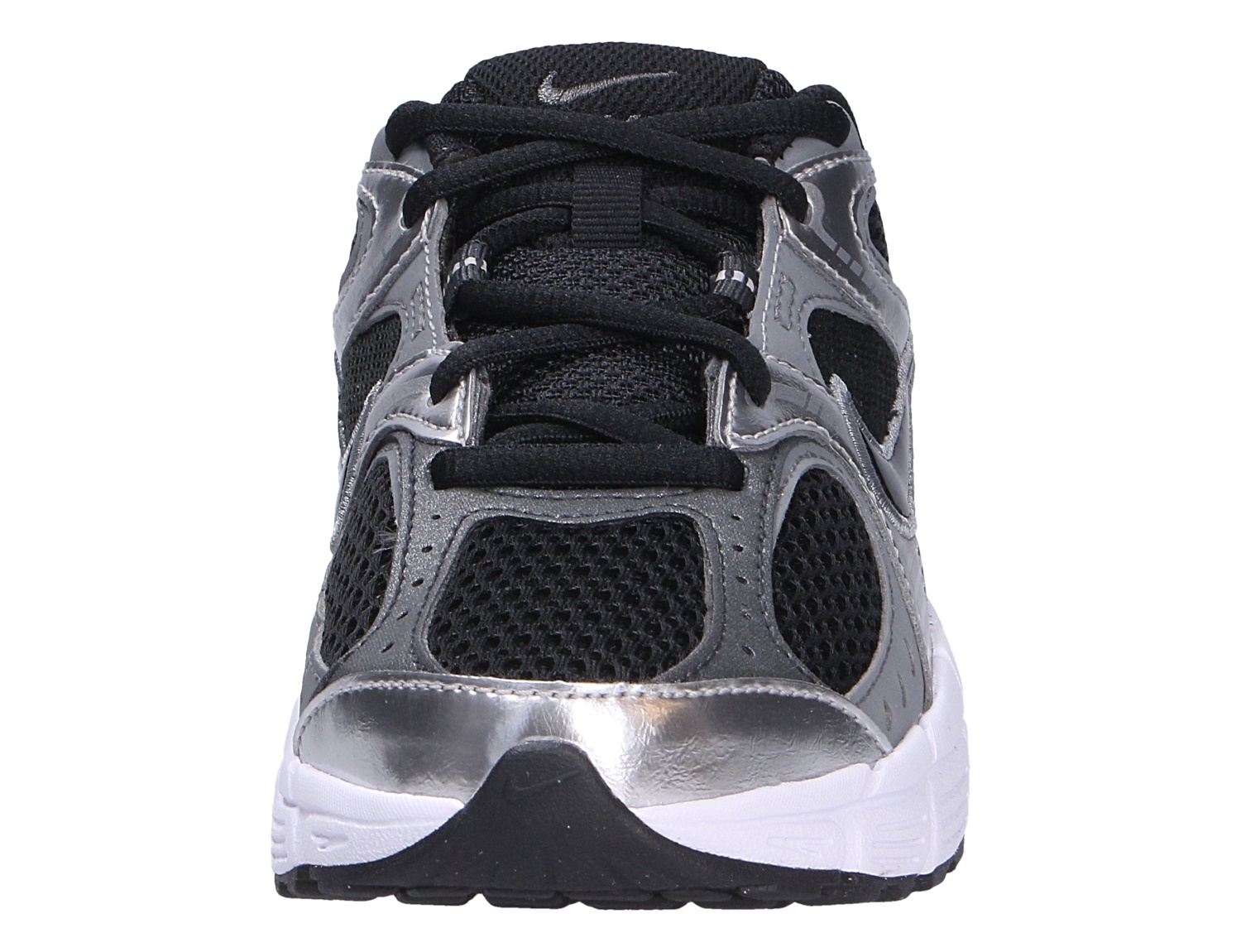 Frontalansicht des Nike V5 RNR Kinderschuhs in Schwarz und Silber mit atmungsaktivem Mesh und sportlichem Design für Schule, Alltag und Freizeit