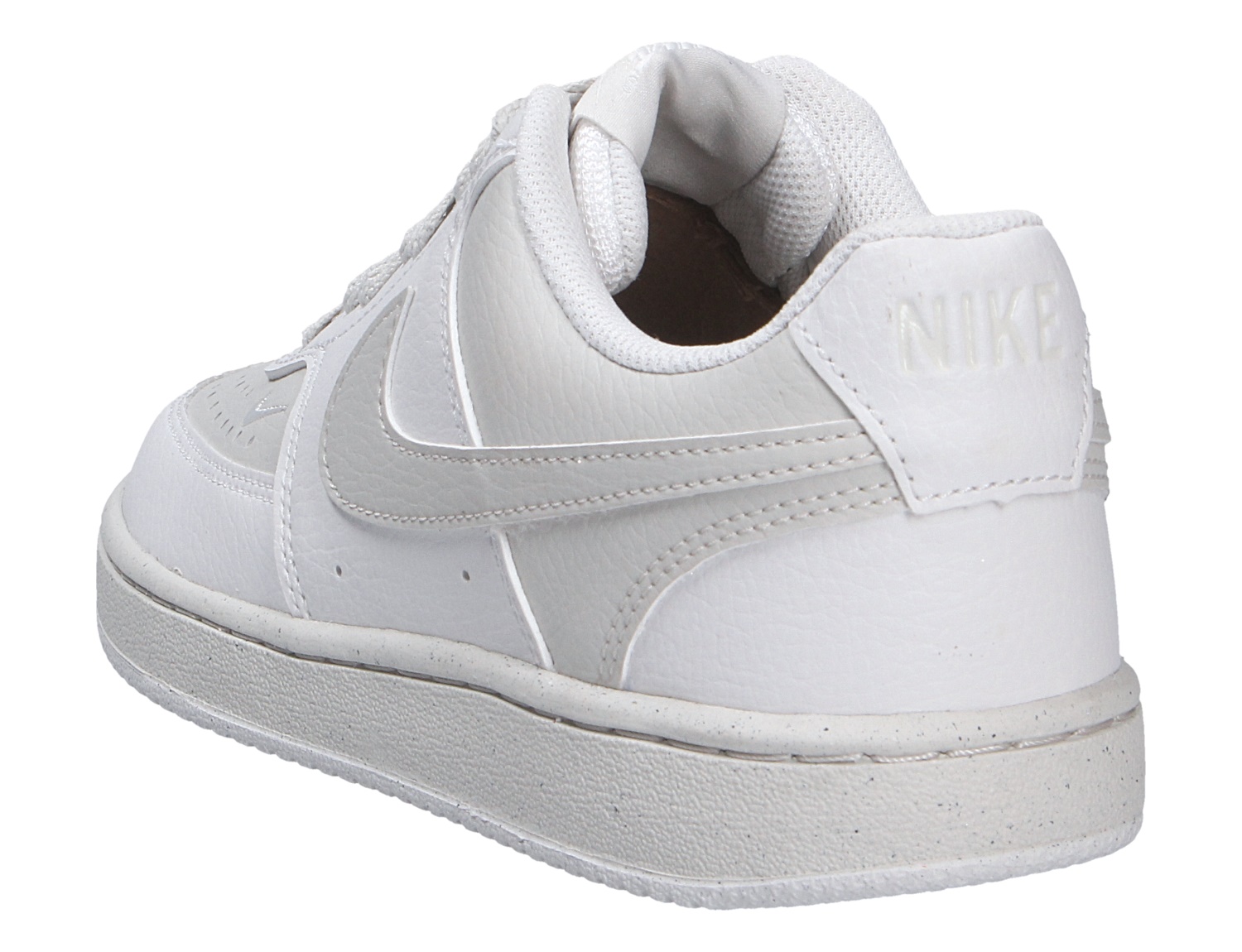 Nike Court Vision Lo weißer Low-Top-Sneaker aus Leder in Rück- und Seitenansicht mit Swoosh und gepolstertem Schaft
