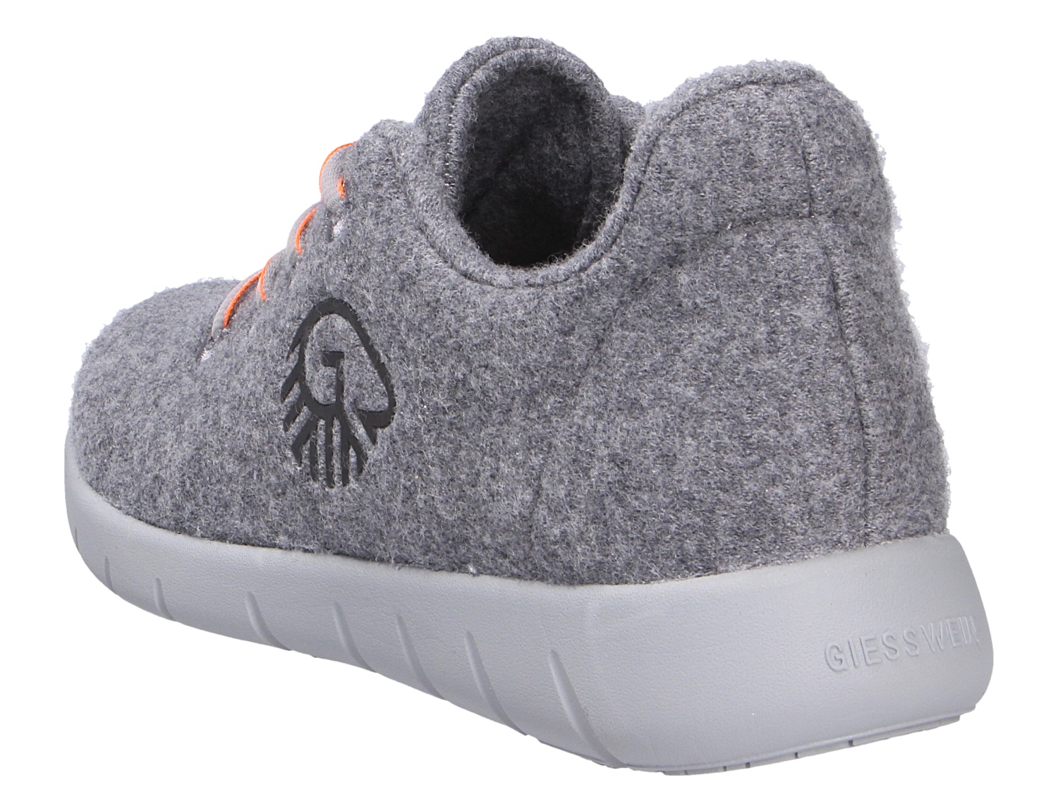 Rückansicht des grauen Giesswein MERINO RUNNERS MEN Herren-Sneakers aus Merinowolle mit orangefarbenen Schnürsenkeln und heller Sohle