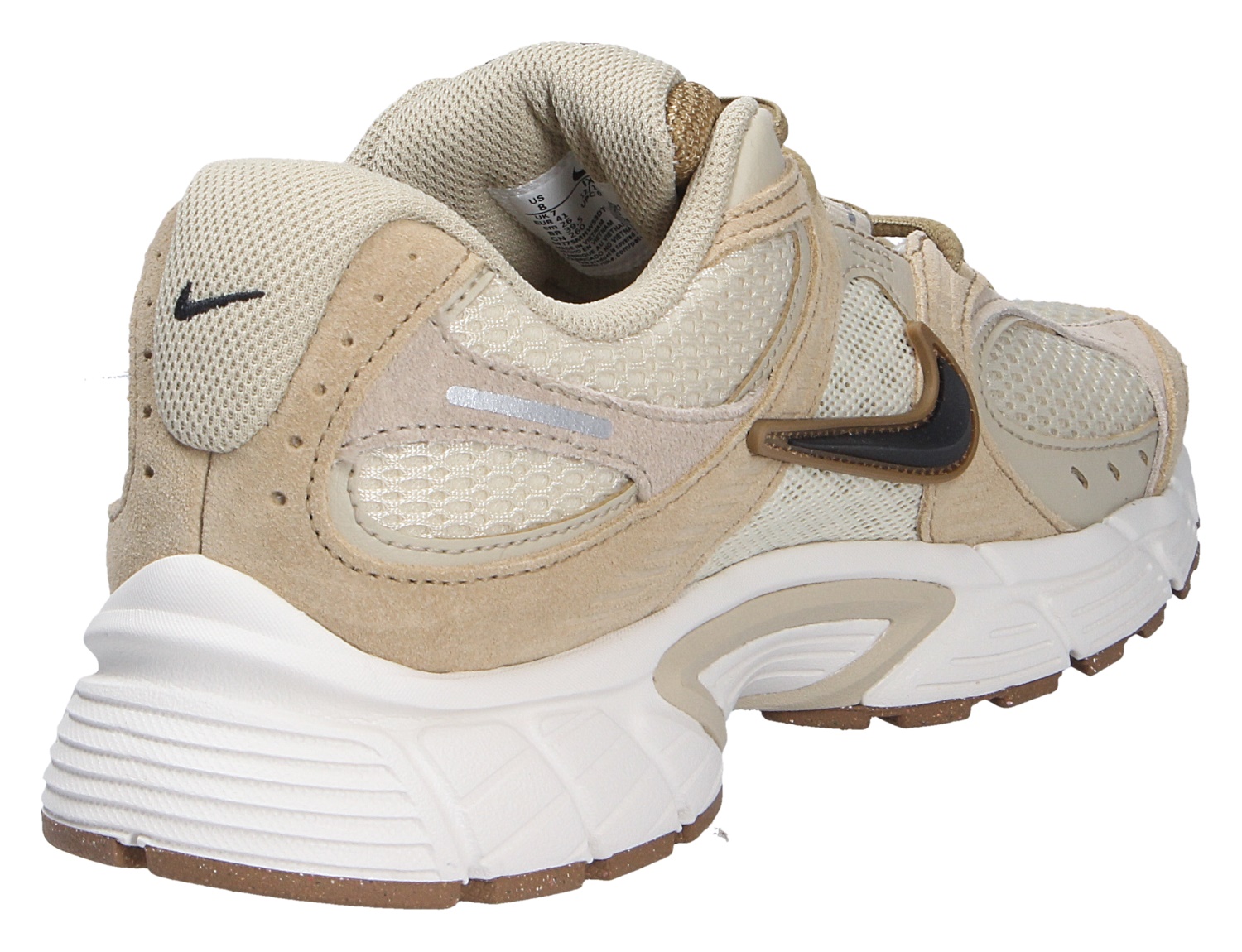 Nike V5 RNR Sneaker in Beige mit Mesh-Obermaterial, Wildleder-Overlays und markanter weißer Sohle in Seiten- und Rückansicht