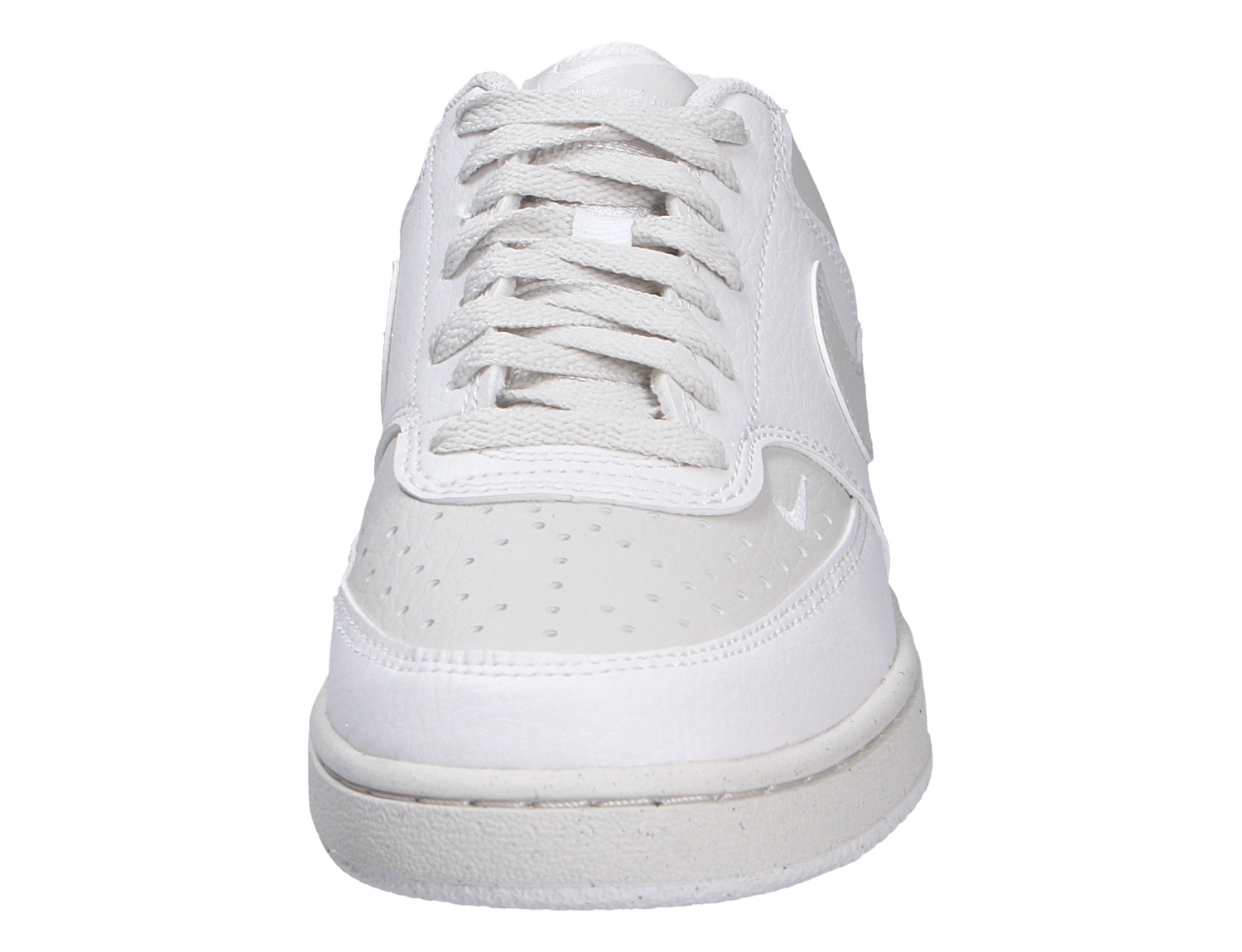 Frontansicht des weißen Nike Court Vision Lo Sneakers mit Schnürung und perforierter Zehenkappe