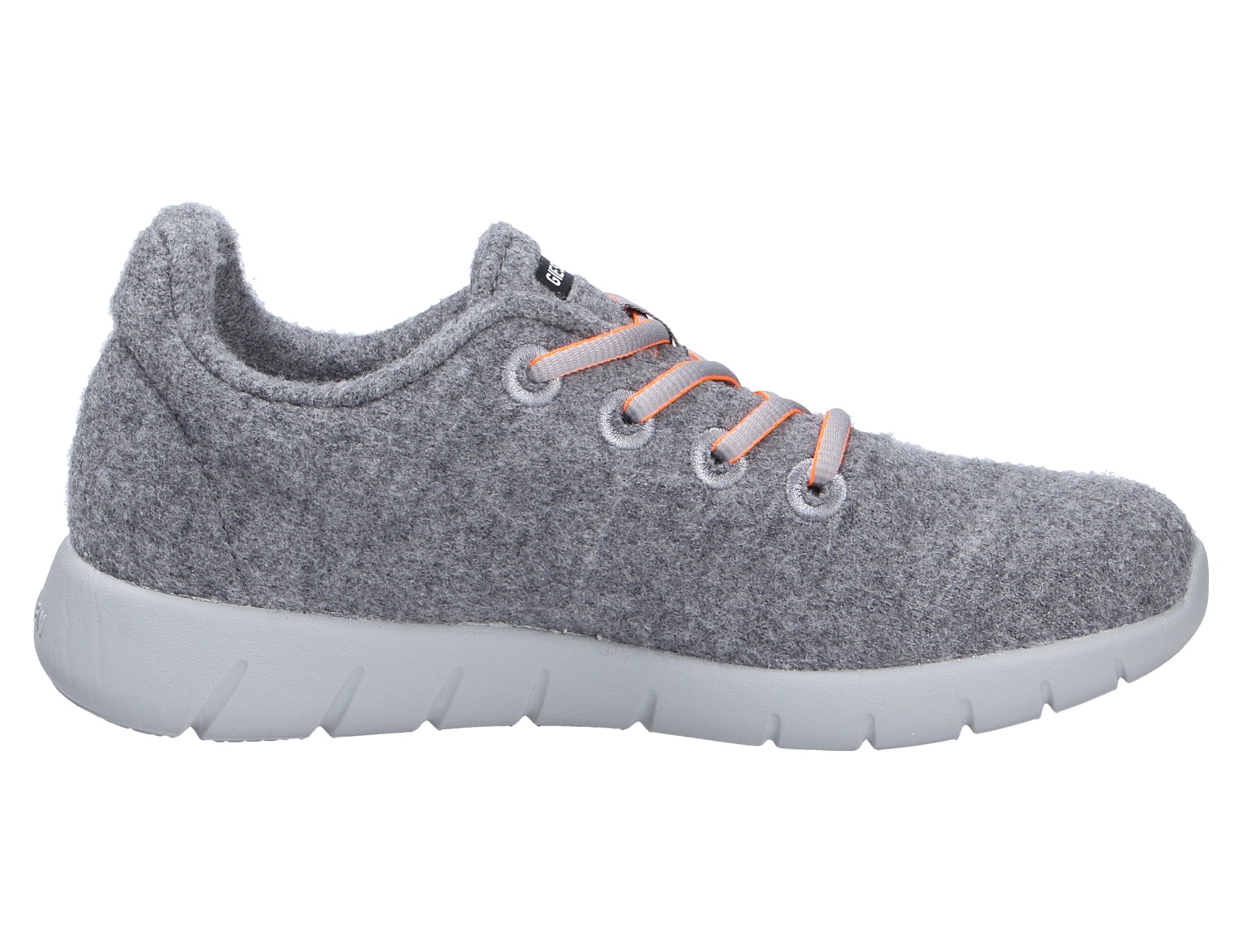 Giesswein MERINO RUNNERS WOMEN: grauer Damen-Sneaker aus Merinowolle mit flexibler heller Sohle und orangefarbenen Schnürdetails in Seitenansicht