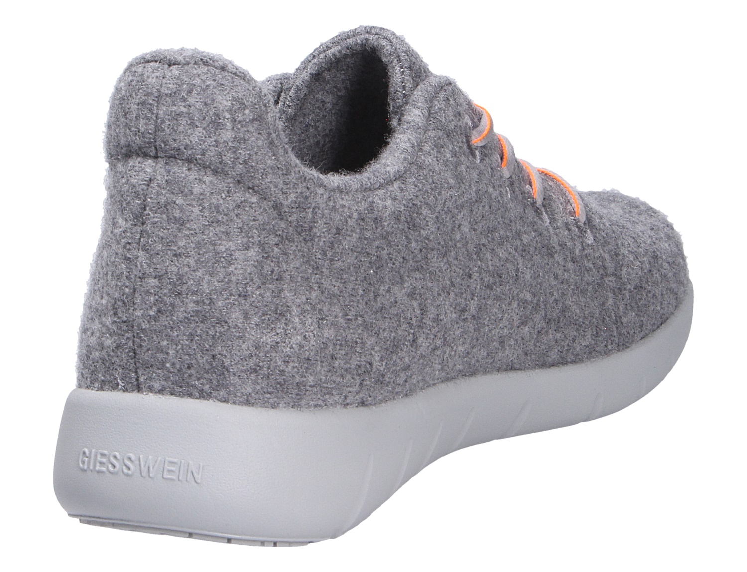 Rückansicht des grauen Giesswein MERINO RUNNERS MEN Herren-Sneakers aus Merinowolle mit orangefarbenen Schnürsenkeln und weißer Sohle
