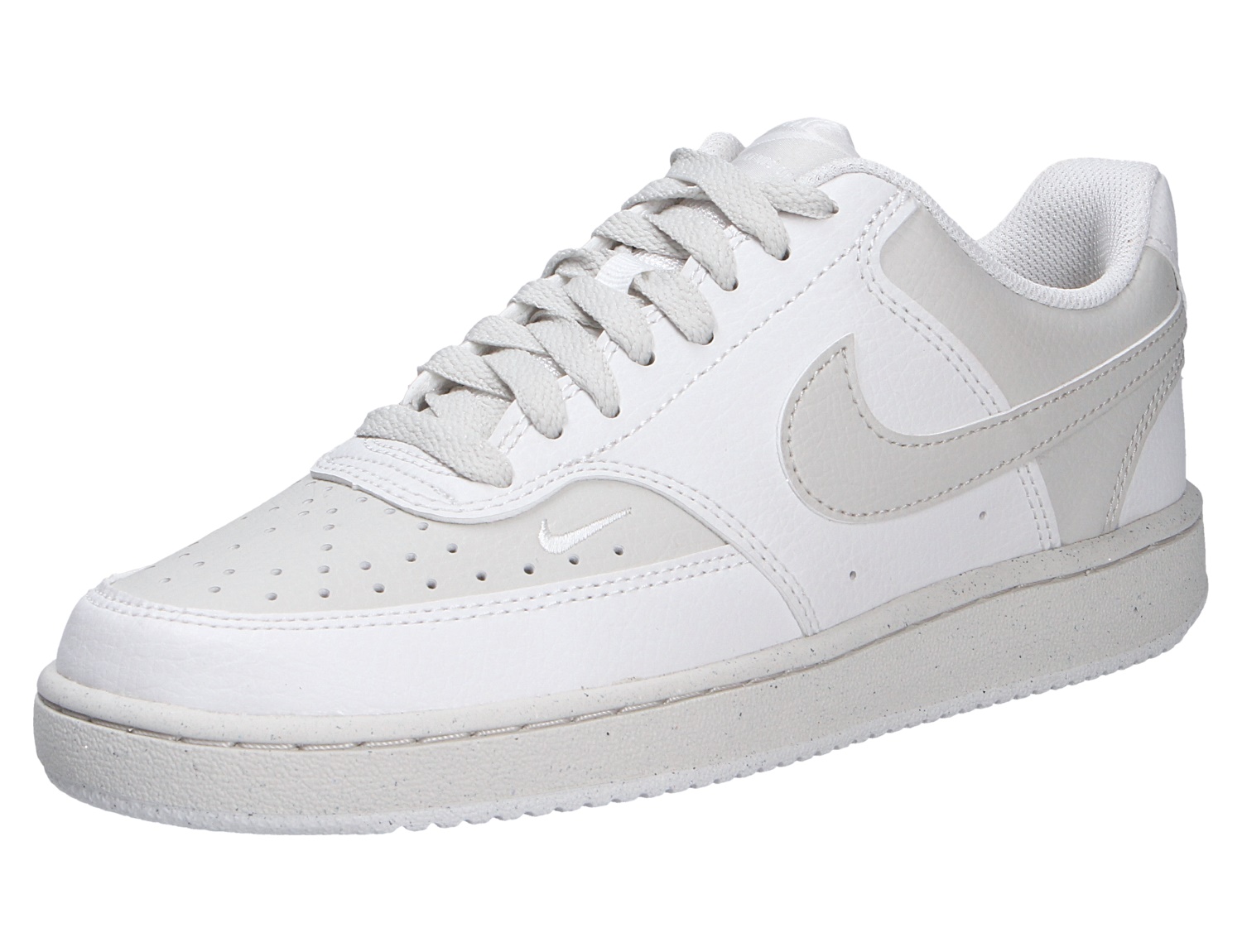 Nike Court Vision Lo, weißer Low-Top-Sneaker aus Lederoptik mit Schnürung und Swoosh, dargestellt in seitlicher Ansicht