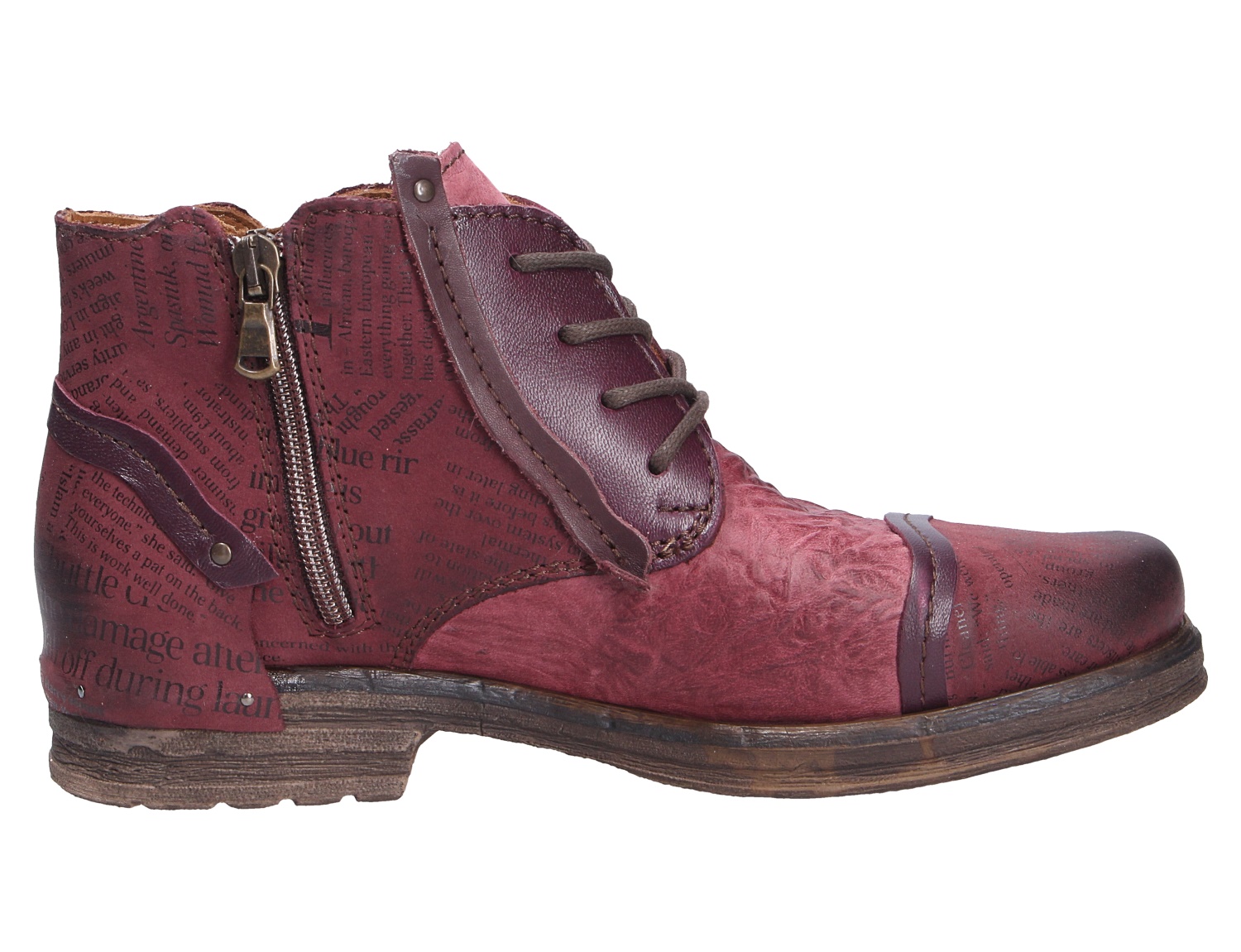 Charme ETNIC Damen-Stiefelette in Bordeaux, seitliche Ansicht, mit Reißverschluss, Schnürung, Vintage-Textprint und rustikaler Sohle