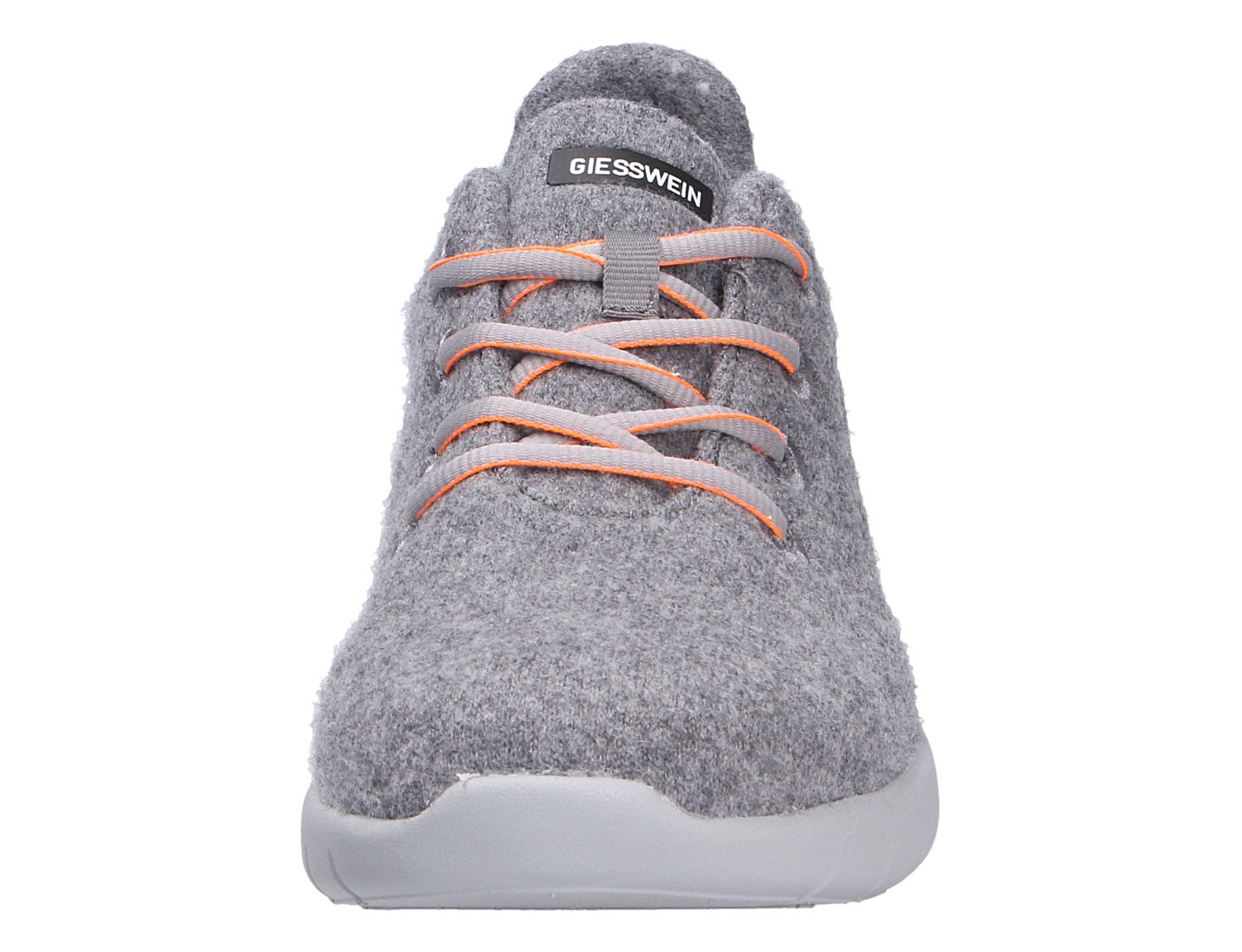 Frontalansicht des Giesswein MERINO RUNNERS MEN Herren-Sneakers aus grauer Merinowolle mit grauen Schnürsenkeln und orangefarbenen Akzenten