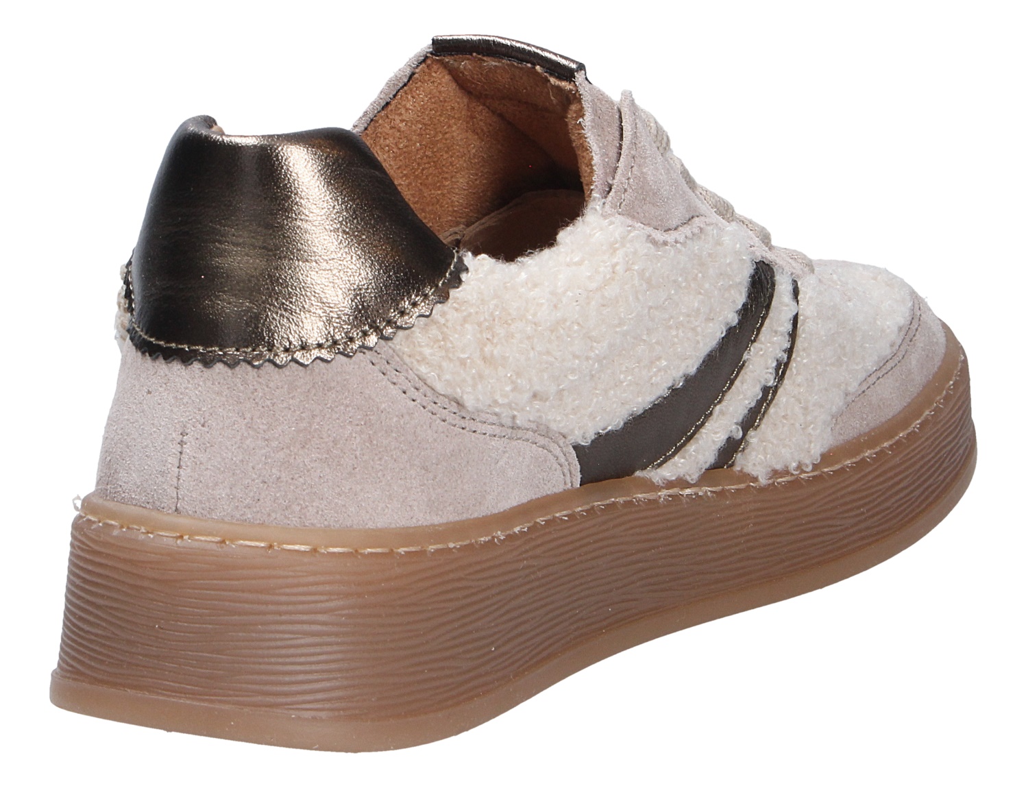 Gabor Damen Sneaker, beige mit Teddyfell-Optik, Veloursleder, metallischer Fersenkappe und brauner Plateausohle, Ansicht von hinten schräg