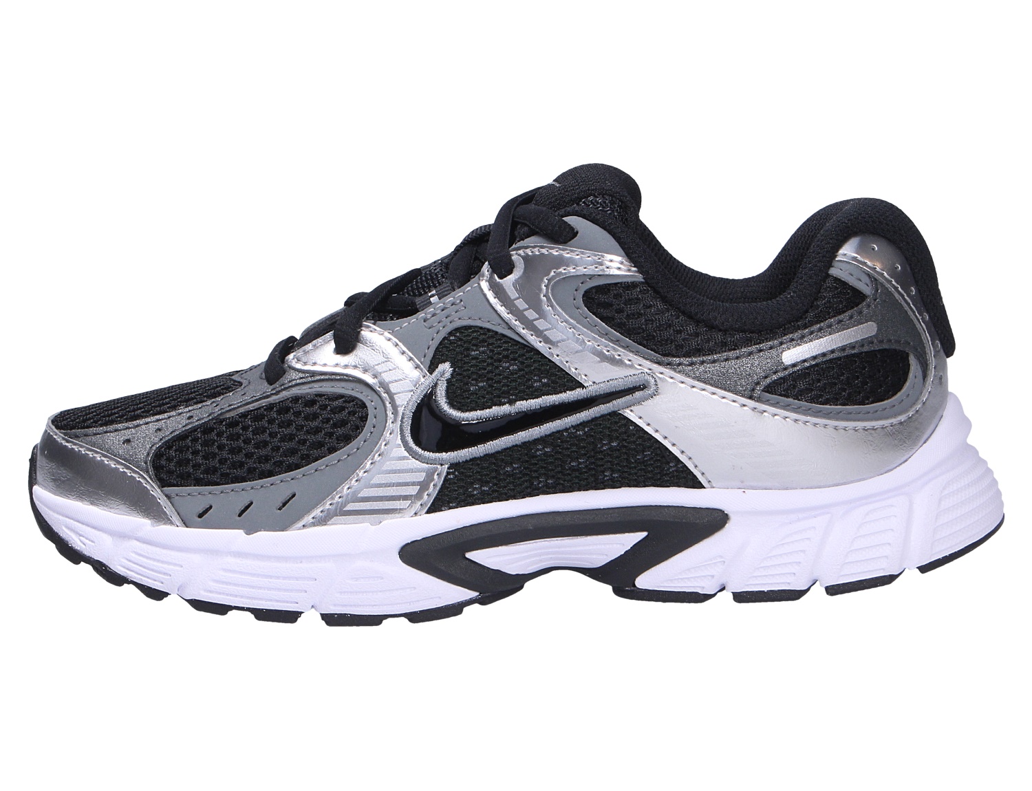 Seitenansicht des Nike V5 RNR Kinderschuhs in Schwarz und Silber mit Mesh-Obermaterial und markanter weißer Sohle, ideal für aktive Kinder in Schule, Alltag und Freizeit